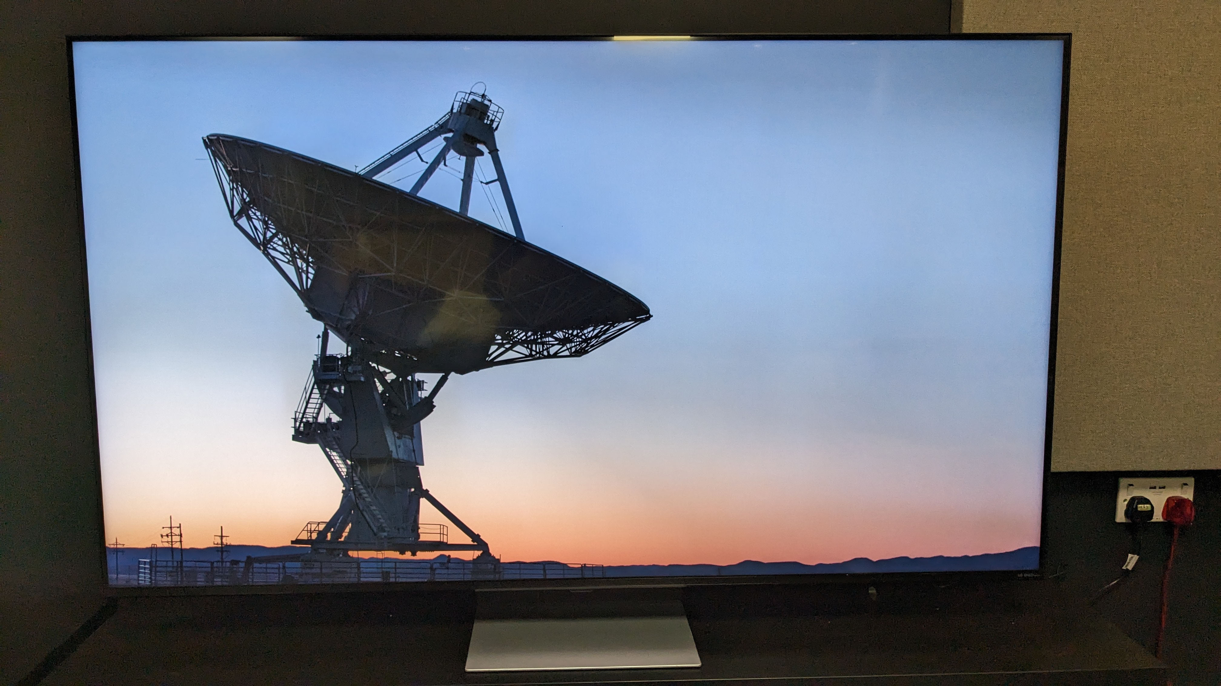 LG QNED91T with satellite on screen