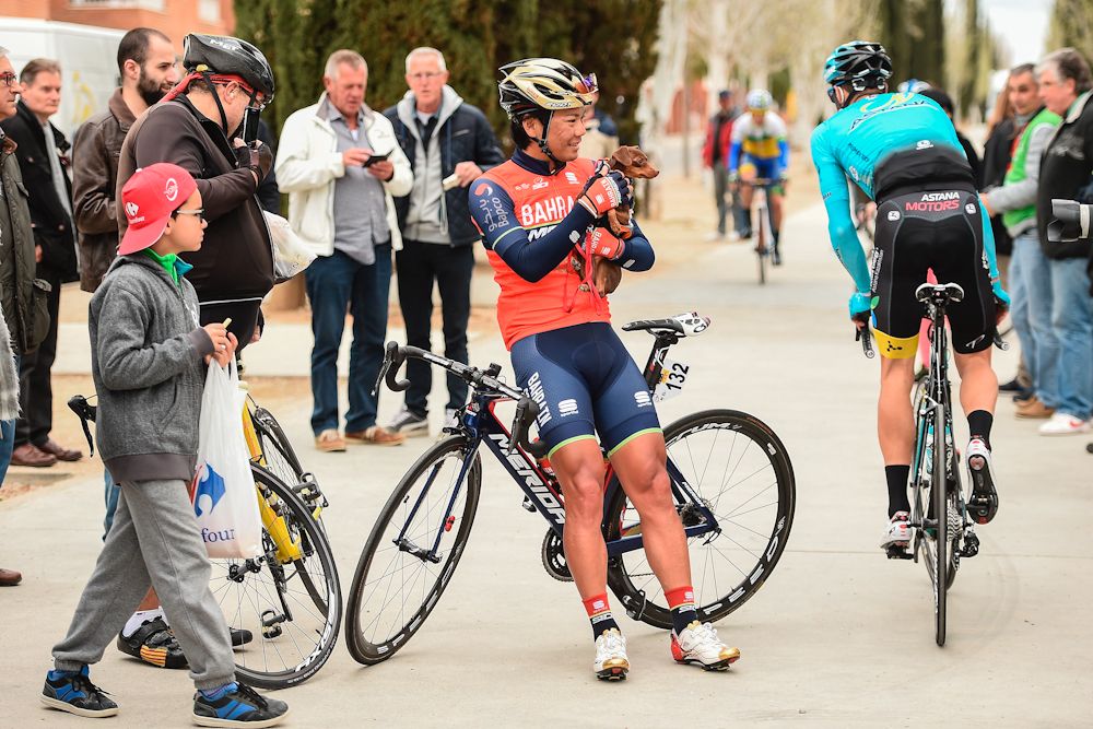 Yukiya Arashiro holds his dog before the start of the fifth stage of the 97th Volta Catalunya