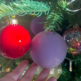 Coloridas bolas de Navidad colgando de un árbol de Navidad