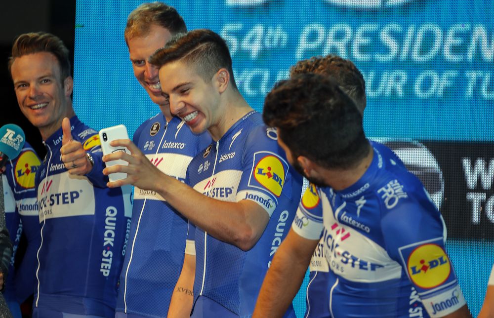 Alvaro Hodeg takes a selfie on stage with Quick-Step