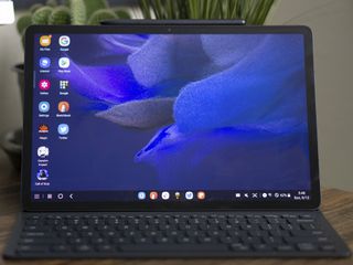 Photo of the Samsung Galaxy Tab S7 FE in DeX mode