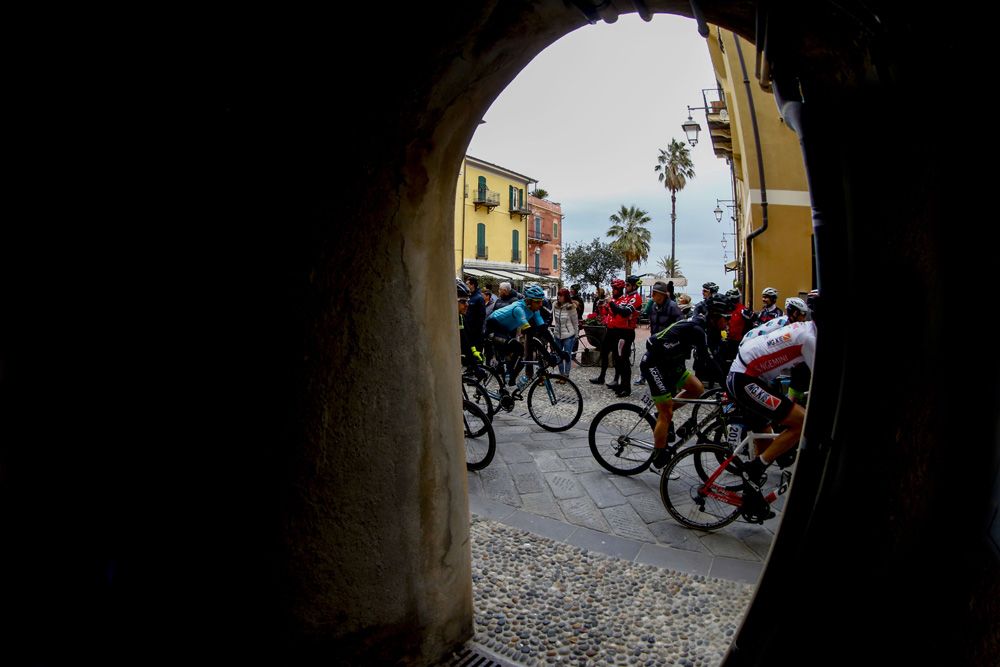 The Trofeo Laigueglia rolls out from the start