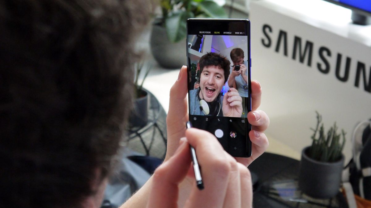 Use the central button on the S Pen to switch between front and rear cameras, and snap pictures