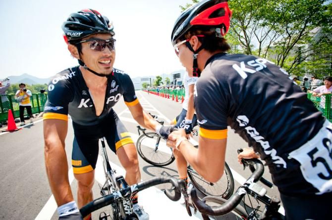 Sung Baek Park (KSPO) congratulated by his teammates after winning stage 2
