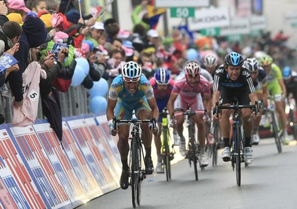 Paolo Tiralongo (Astana) leads in the chase group