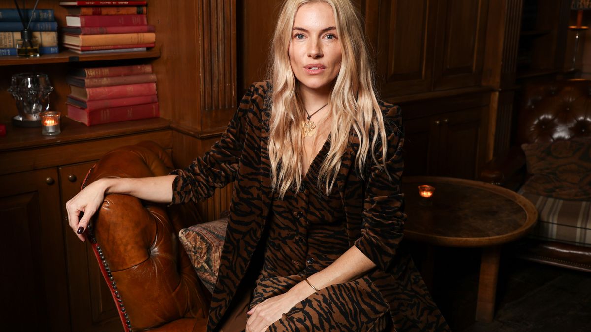 Le costume à imprimé tigre de la tête aux pieds de Sienna Miller est un achat M&amp;S frappant qui ne crie vraiment pas « grand public »