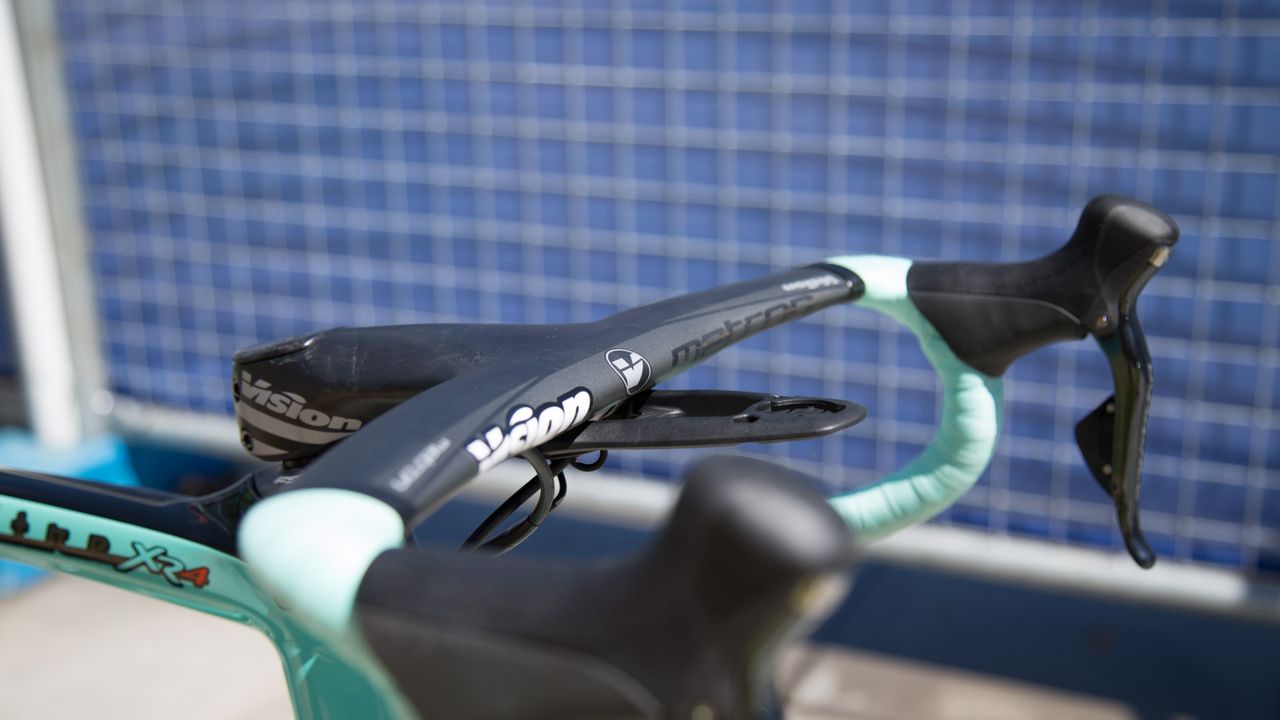 LottoNL-Jumbo appears to be riding the same Bianchi Oltre XR4's as later year, and with it comes the boomerang-esk Vision Metron 5D Integrated Aero bar