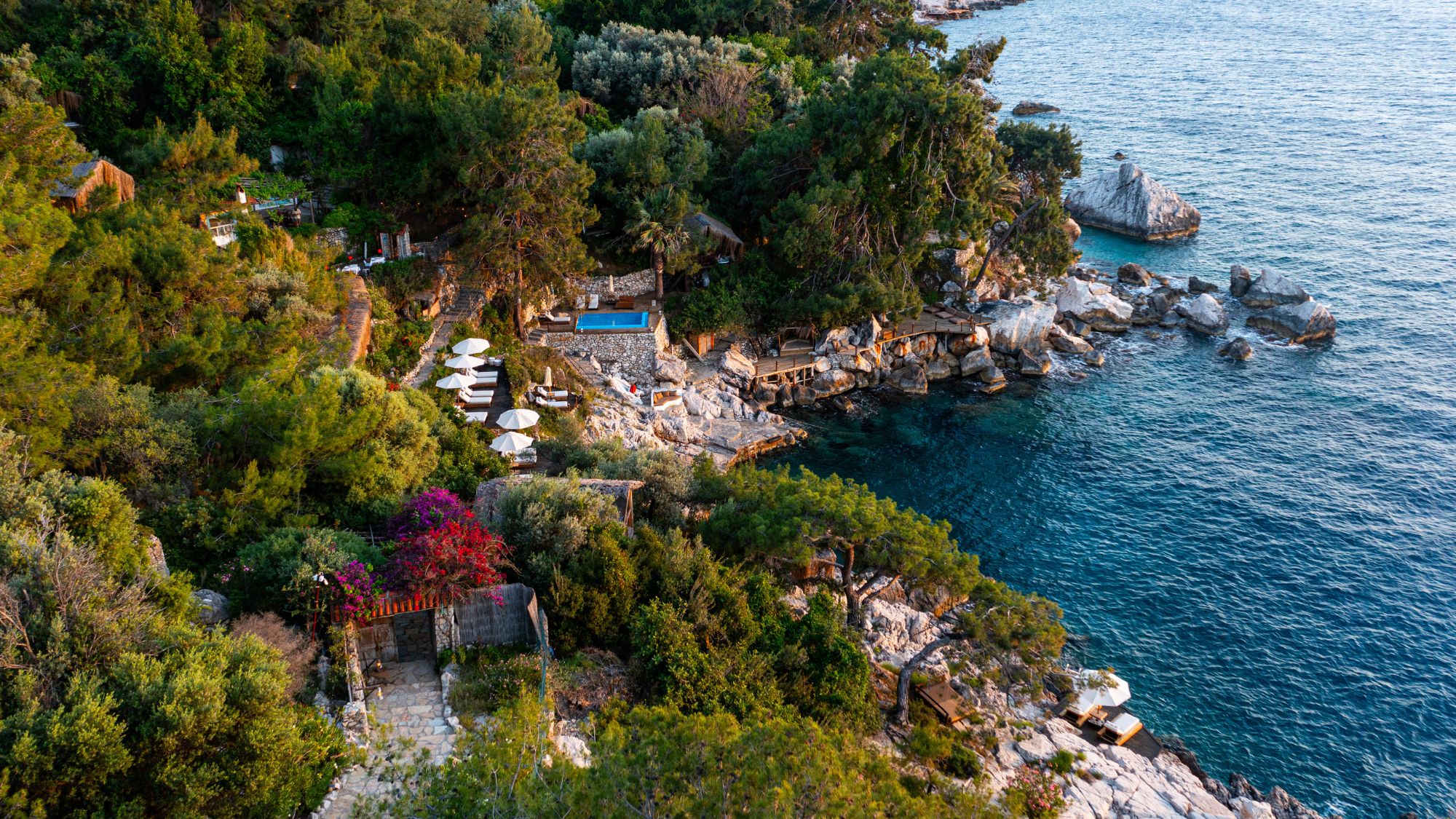 Astrology travel retreat Perdue overlooking the clear blue waters of T&amp;uuml;rkiye&amp;rsquo;s Turquoise Coast.