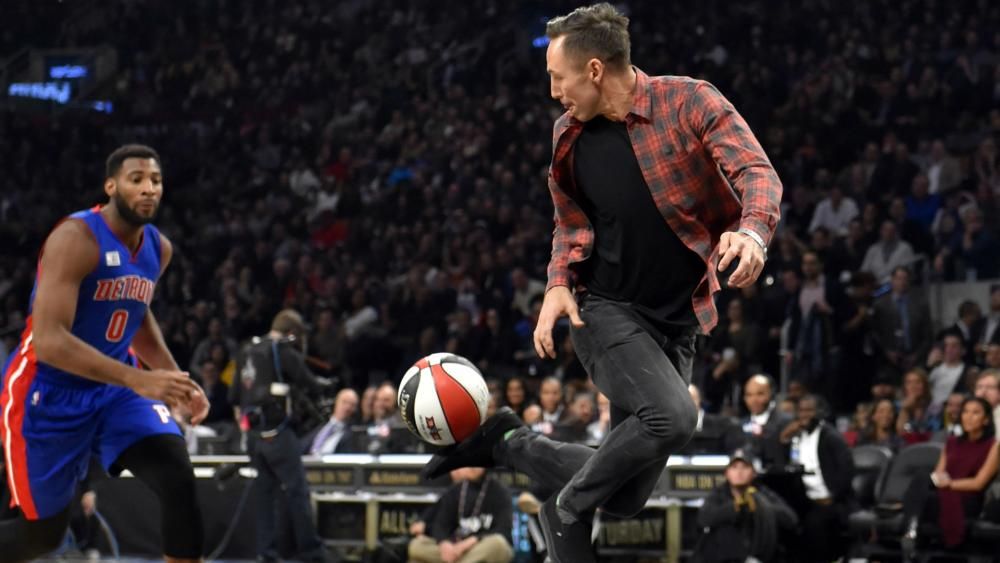 Steve Nash Kicks Up An Assist In The Nba Slam Dunk Contest Fourfourtwo