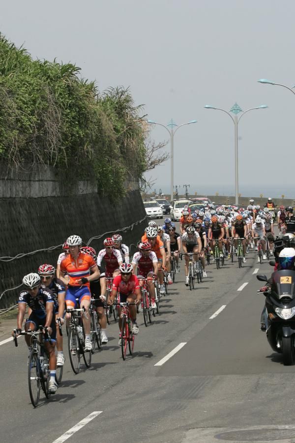The peloton on stage 6