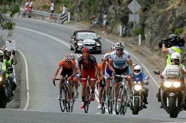 The early break make their way through the gorge early on in the stage.
