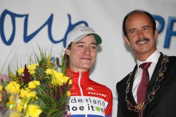 The stage winner on the podium - Marianne Vos (Nederland Bloeit)