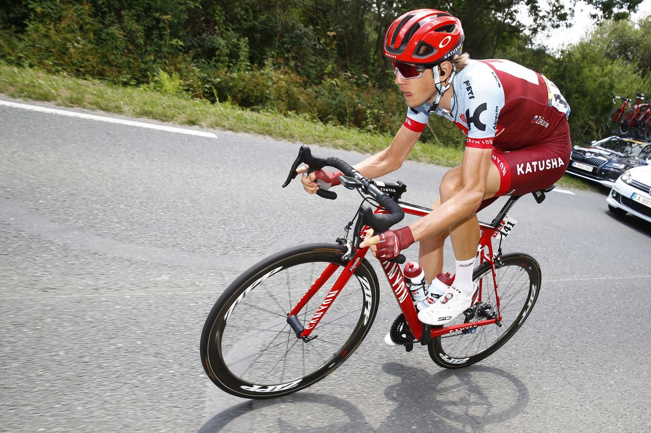 Ilnur Zakarin chases after a crash
