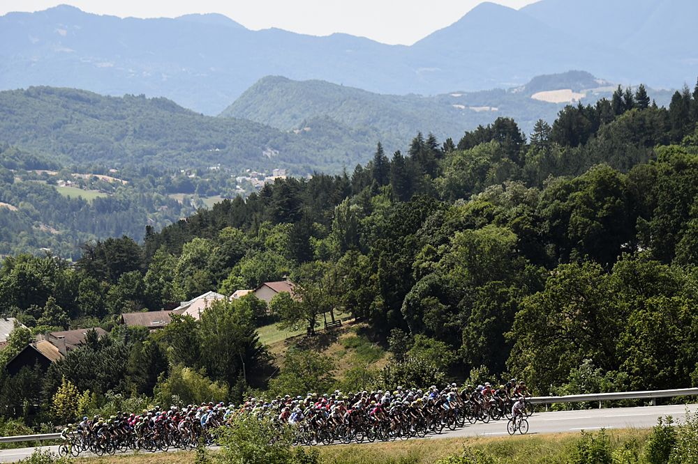 The field racing stage 18 to Saint-Jean-de-Maurienne