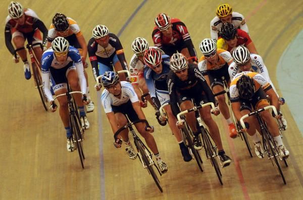 The men's field spreads out during the elimination race.