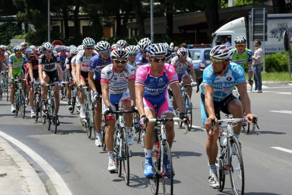 The peloton rolls out of Citt&agrave; Sant'Angelo