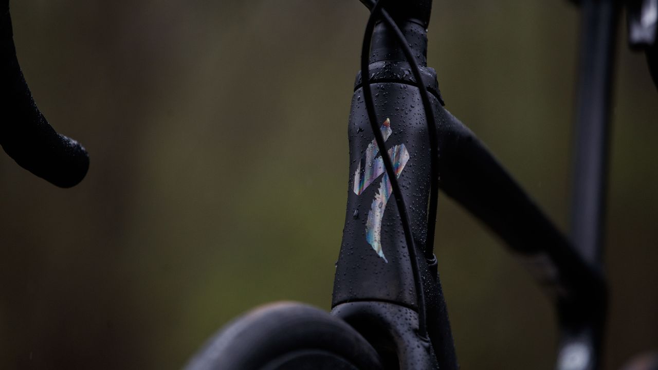 The frameset features internal routing for brake hoses and a port on the down tube allows for a Di2 interface port or a junction for mechanical gear cables