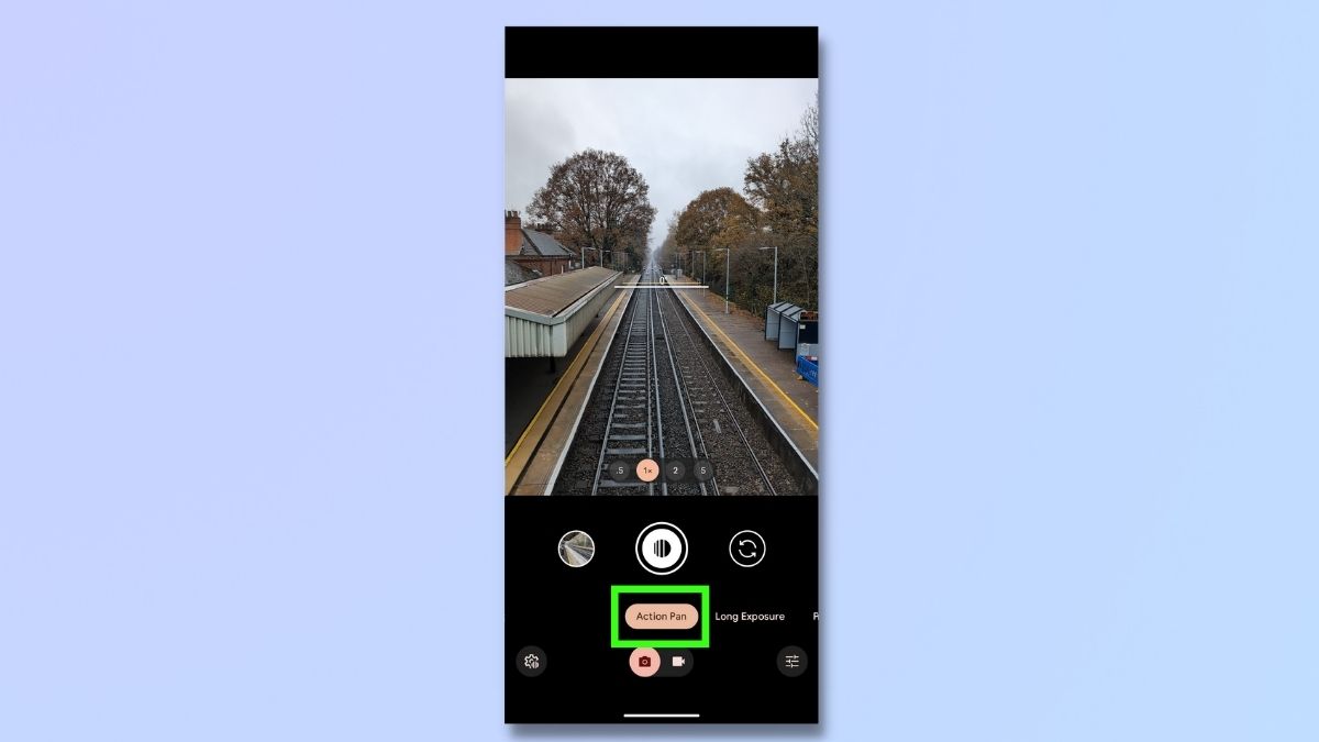 Снимок экрана, на котором показаны шаги по выполнению действий. Панорамирование фотографий на телефоне Google Pixel – выберите «Действие панорамирования» в камере.
