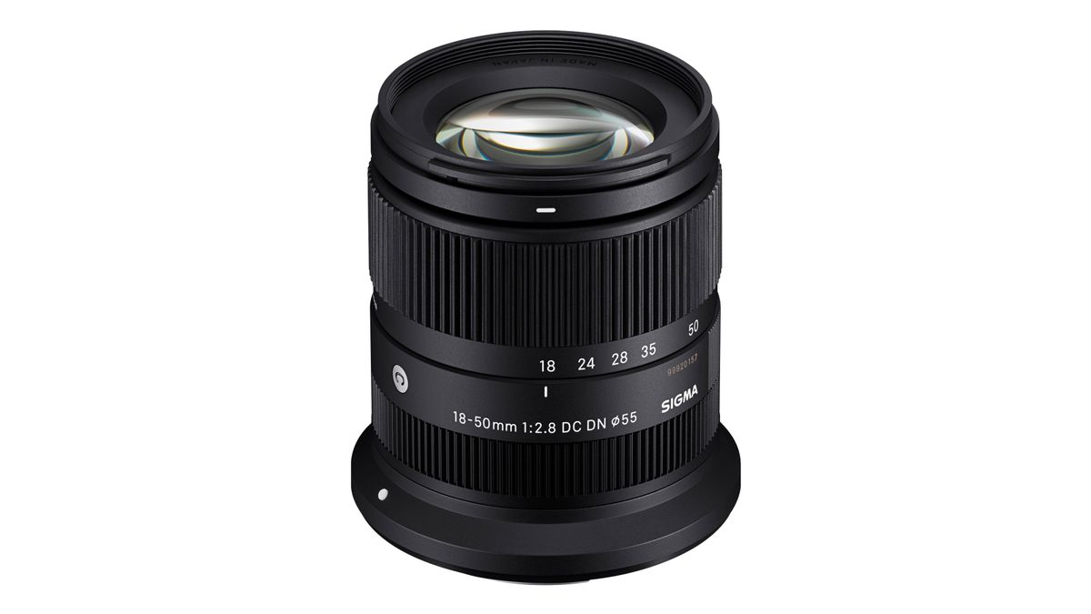 The Sigma 18-50mm f/2.8 DC DN | C Canon RF lens against a white background