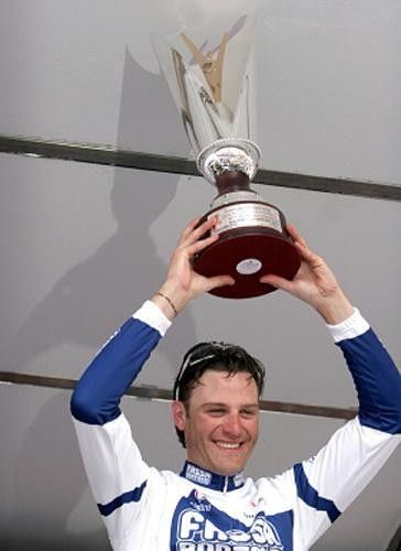 Alessandro Petacchi (Fassa Bortolo) with the trophy