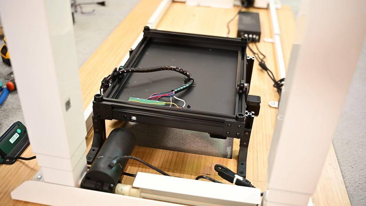 Motorized mouse pad aim assist system