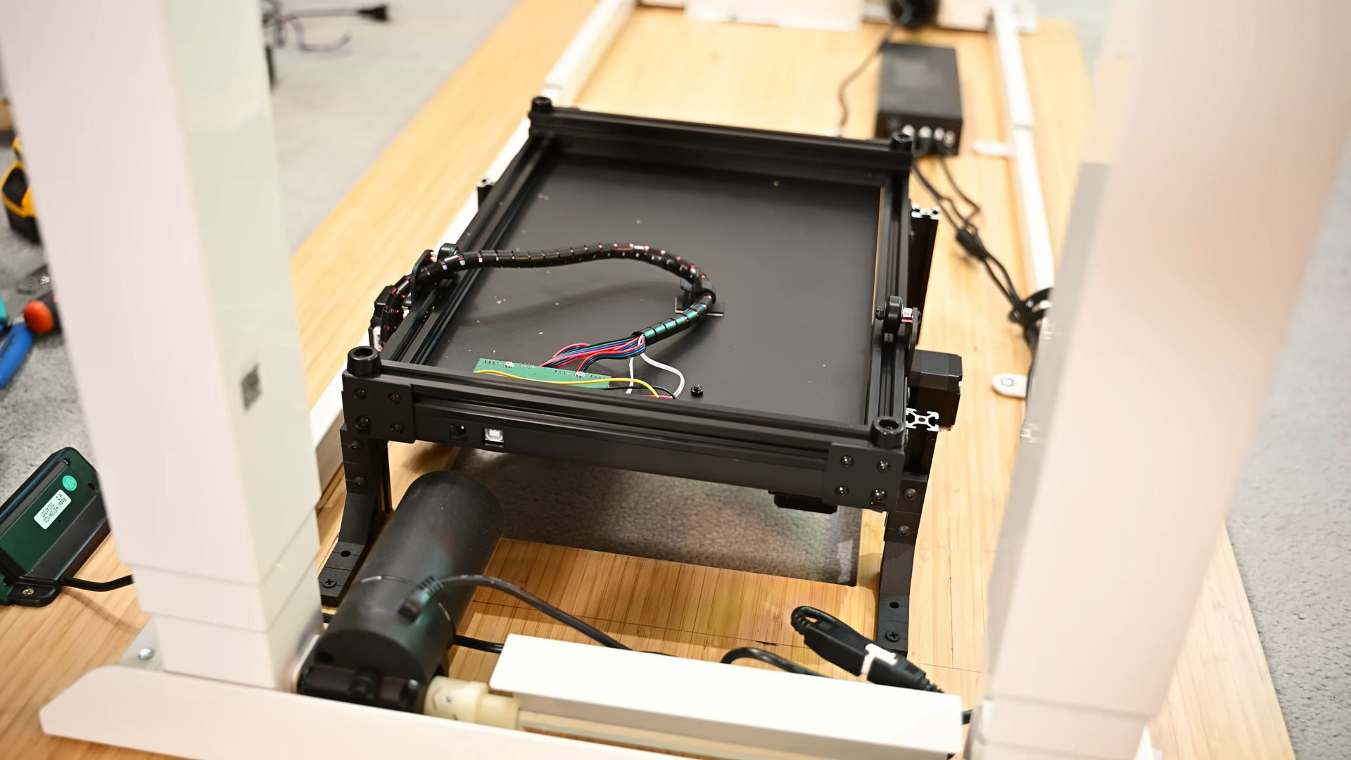 Motorized mouse pad aim assist system 