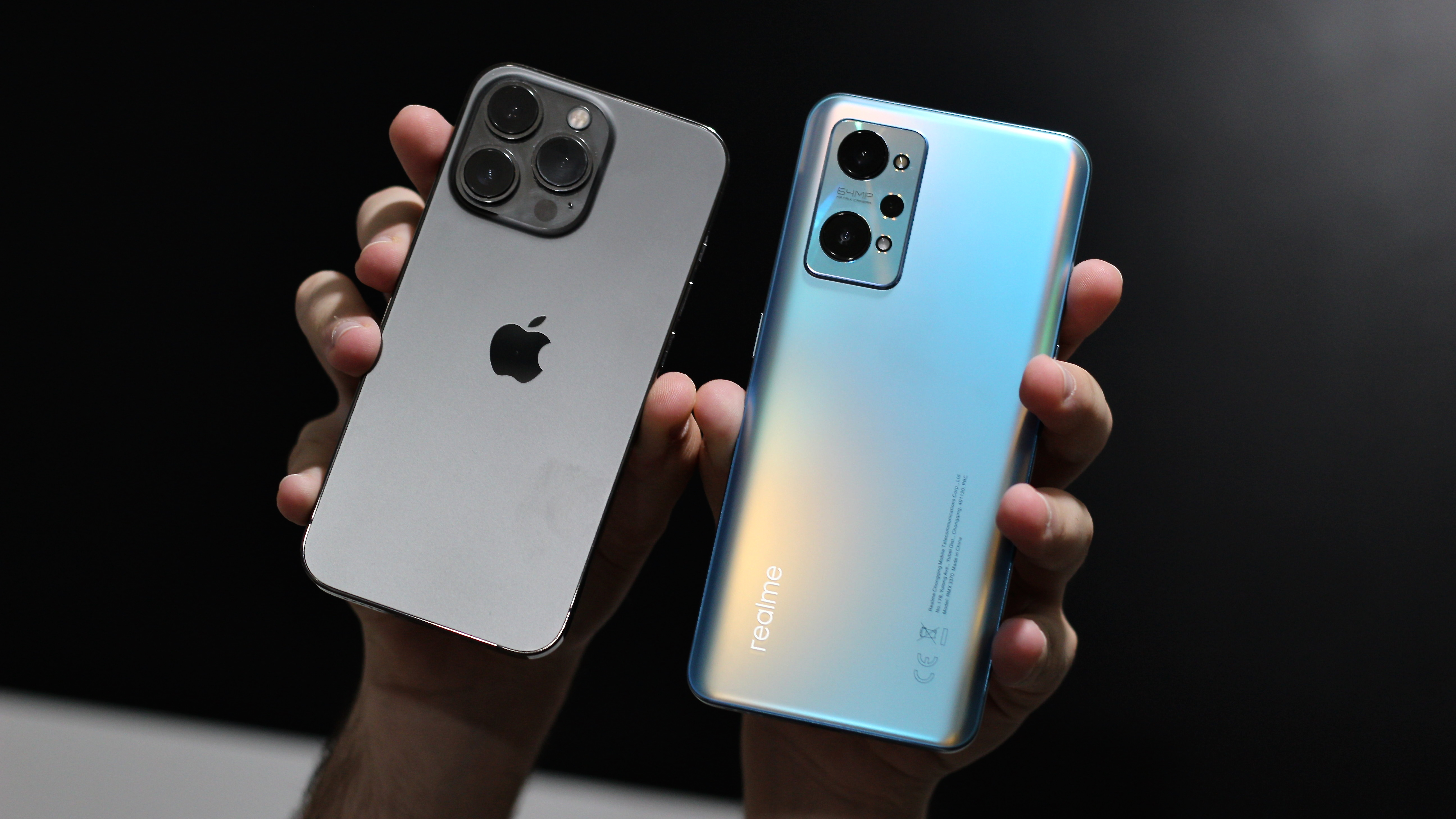 El Realme GT Neo 2 al lado de un iPhone 13 Pro