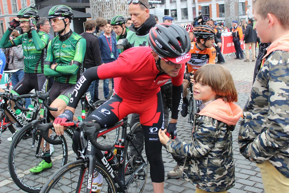 Samuel Sanchez says goodbye to his kids before the start
