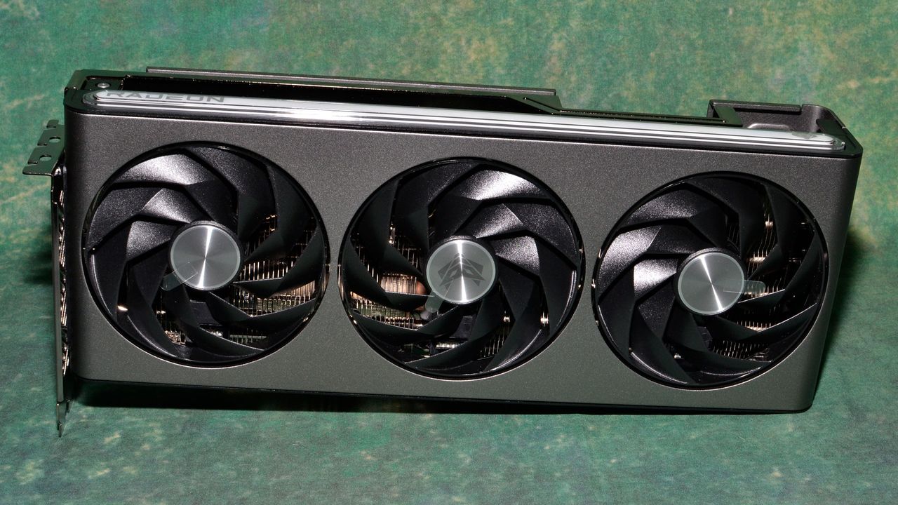Sapphire RX 7800 XT Nitro+ charts and images