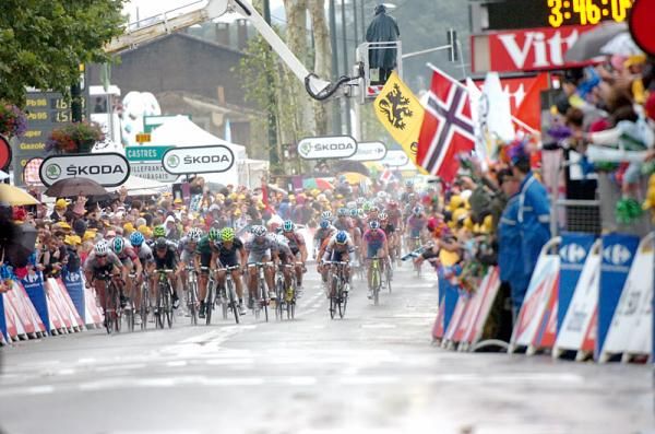Mark Cavendish (HTC-Highroad) is in full flight at the head of the peloton.