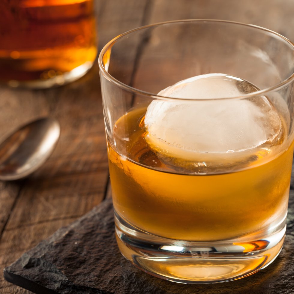 10-whisky-cocktails-every-serious-man-should-try-5-1556688203-vKnw.jpg