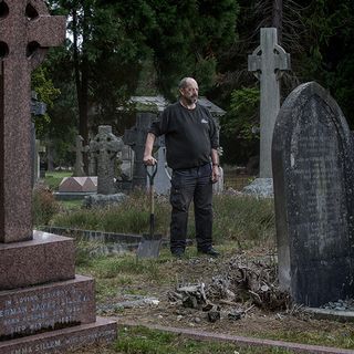 Grave Digger Alan Munnery at the Brookwood Cemetery, Surrey. Picture © Richard Cannon/Country Life Picture Library.