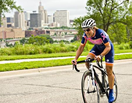 Anne Samplonius (Team Vera Bradley Foundation), with the ctiy of Saint Paul in the background, set the early best time of 14'59" and finished 7th overall.