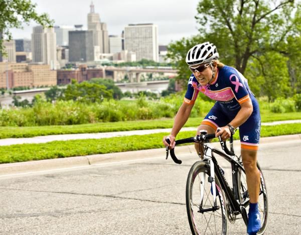 Anne Samplonius (Team Vera Bradley Foundation), with the ctiy of Saint Paul in the background, set the early best time of 14'59" and finished 7th overall.
