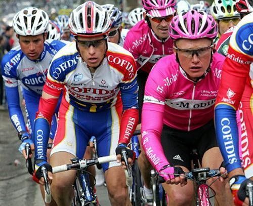 Vinokourov and Chavanel close to each other