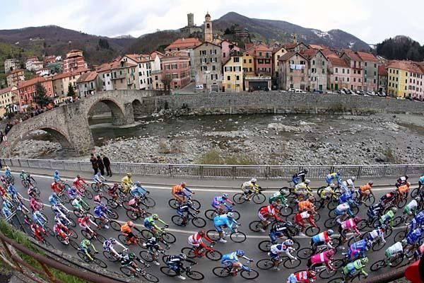 The peloton cruising in the early stages.
