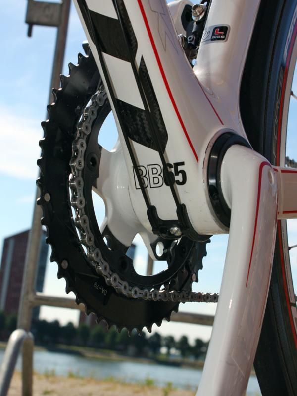 The 'BB65' badging on the Cofidis Look 695 is a bit of a misnomer as it refers to the bearing's outer diameter, not the spindle size. Still, the roughly 50mm carbon spindle is about 66 percent bigger than a BB30 one.