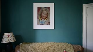 InkPoster Tela 28.5" frame showing a photograph of a child in a room