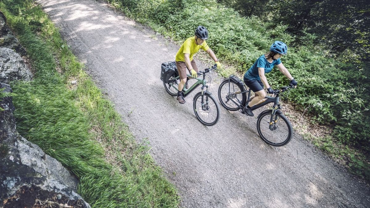 Best mountain bike jersey reviewed and rated by experts - MBR