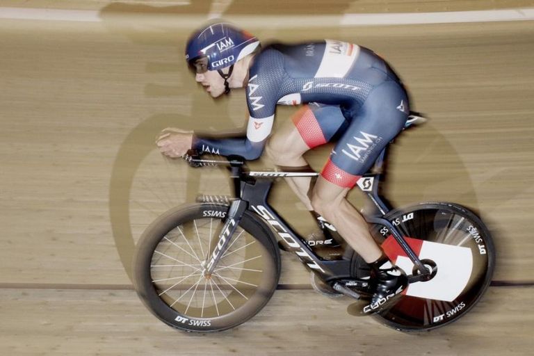 Matthias Brändle preparing for his attempt on the hour record