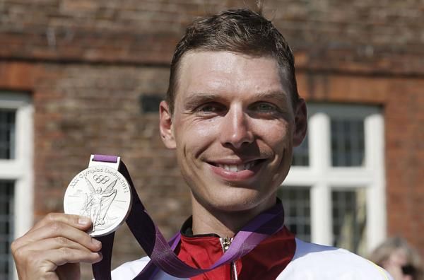Tony Martin (Germany) shows off his medal