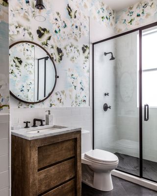 a bathroom with a neutral wallpaper design