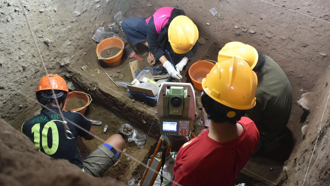 Excavations at Leang Panninge cave in South Sulawesi, Indonesia