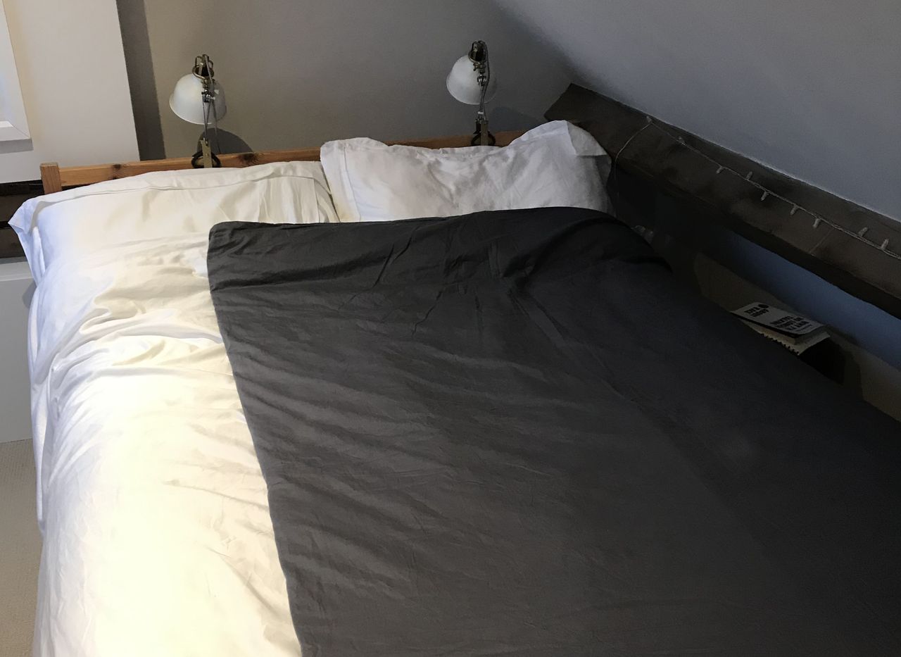 Simba Orbit weighted blanket single on double bed