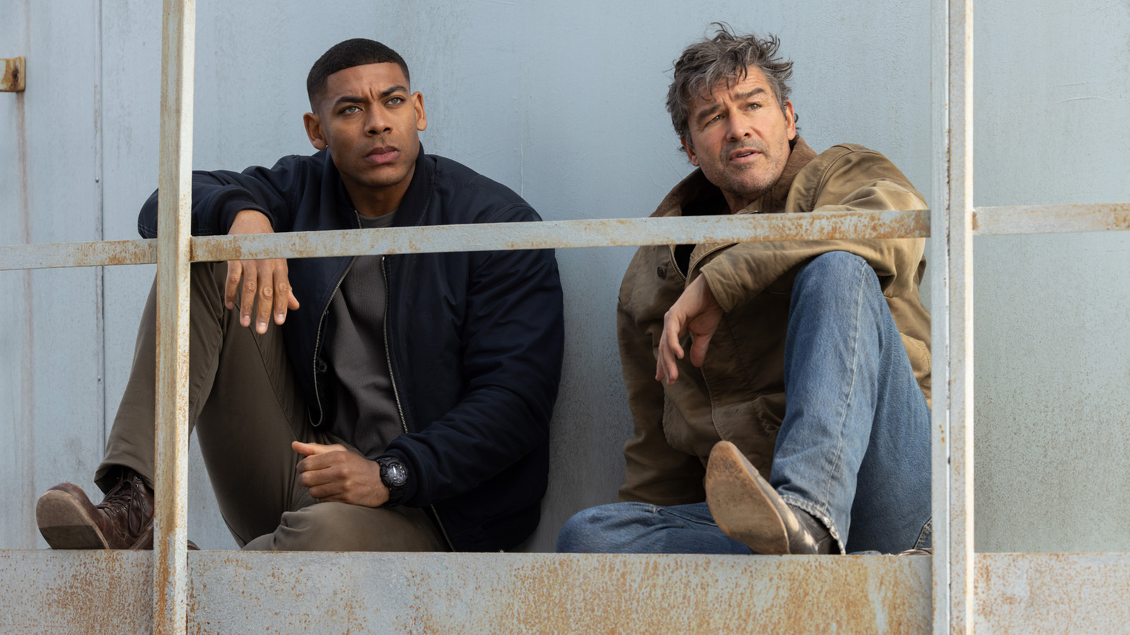 John Stewart and Hal Jordan sitting on a balcony in HBO's Green Lantern TV show