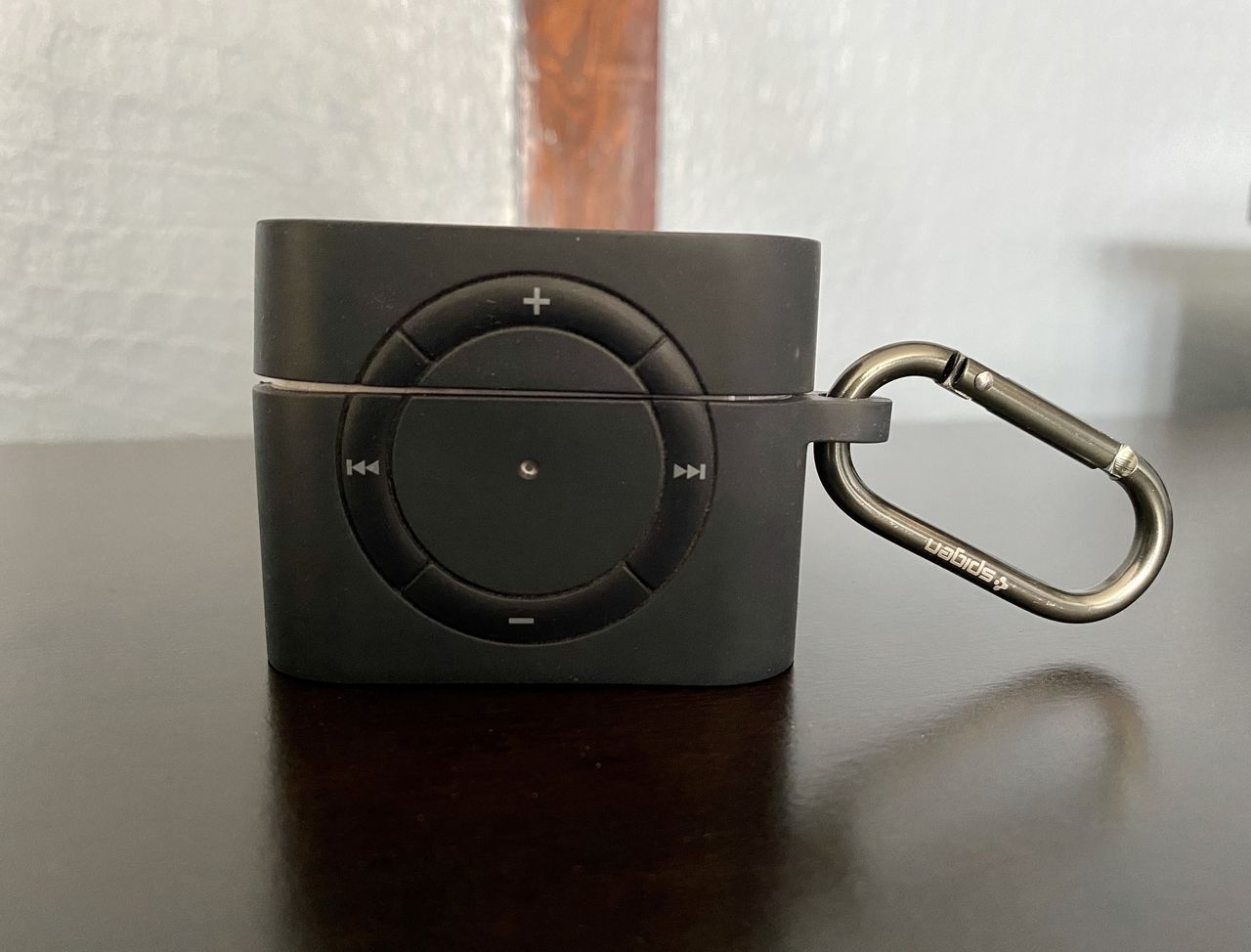 Spigen Classic Shuffle Closed