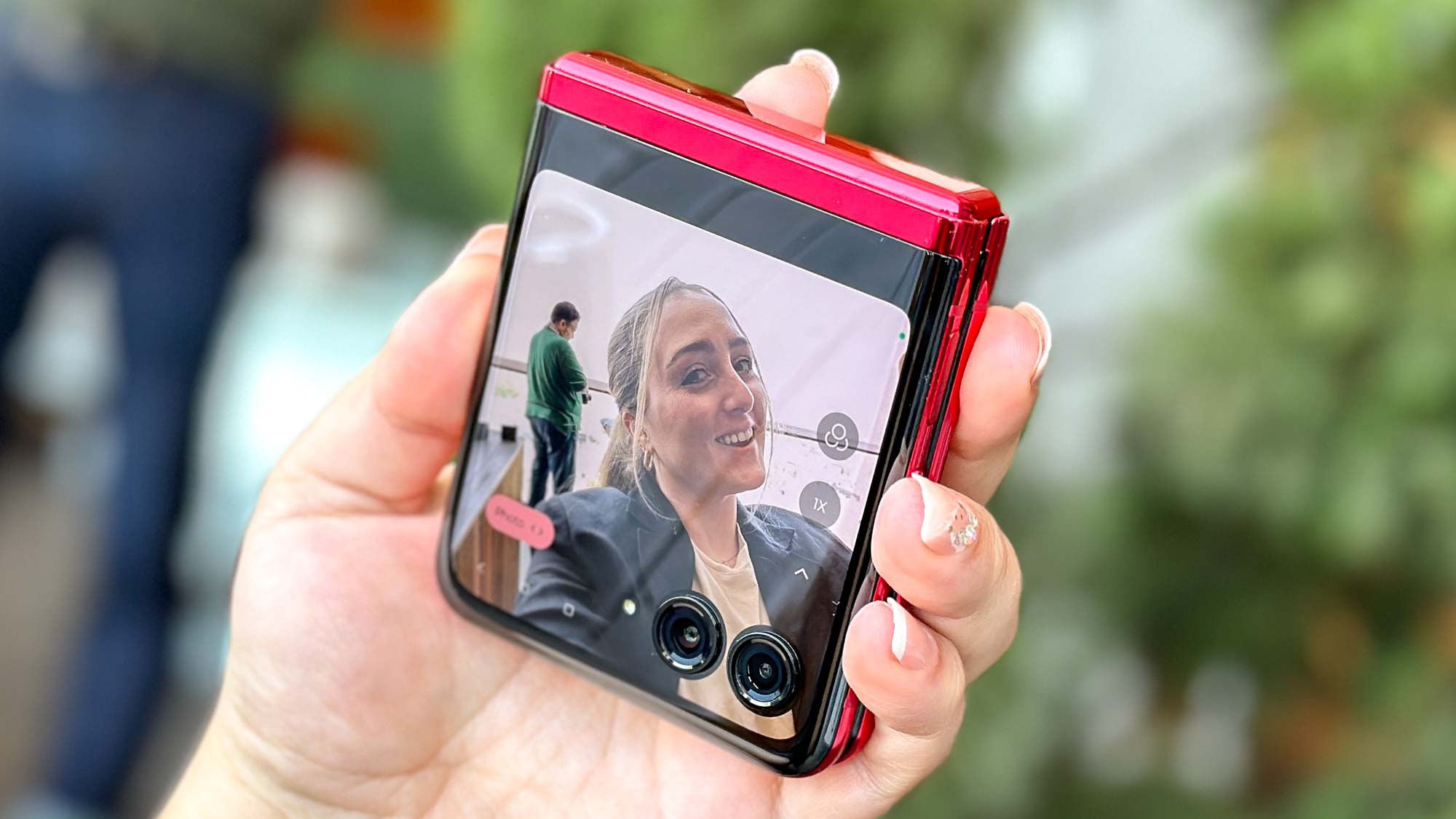 Motorola Razr+ tomando selfie con pantalla frontal