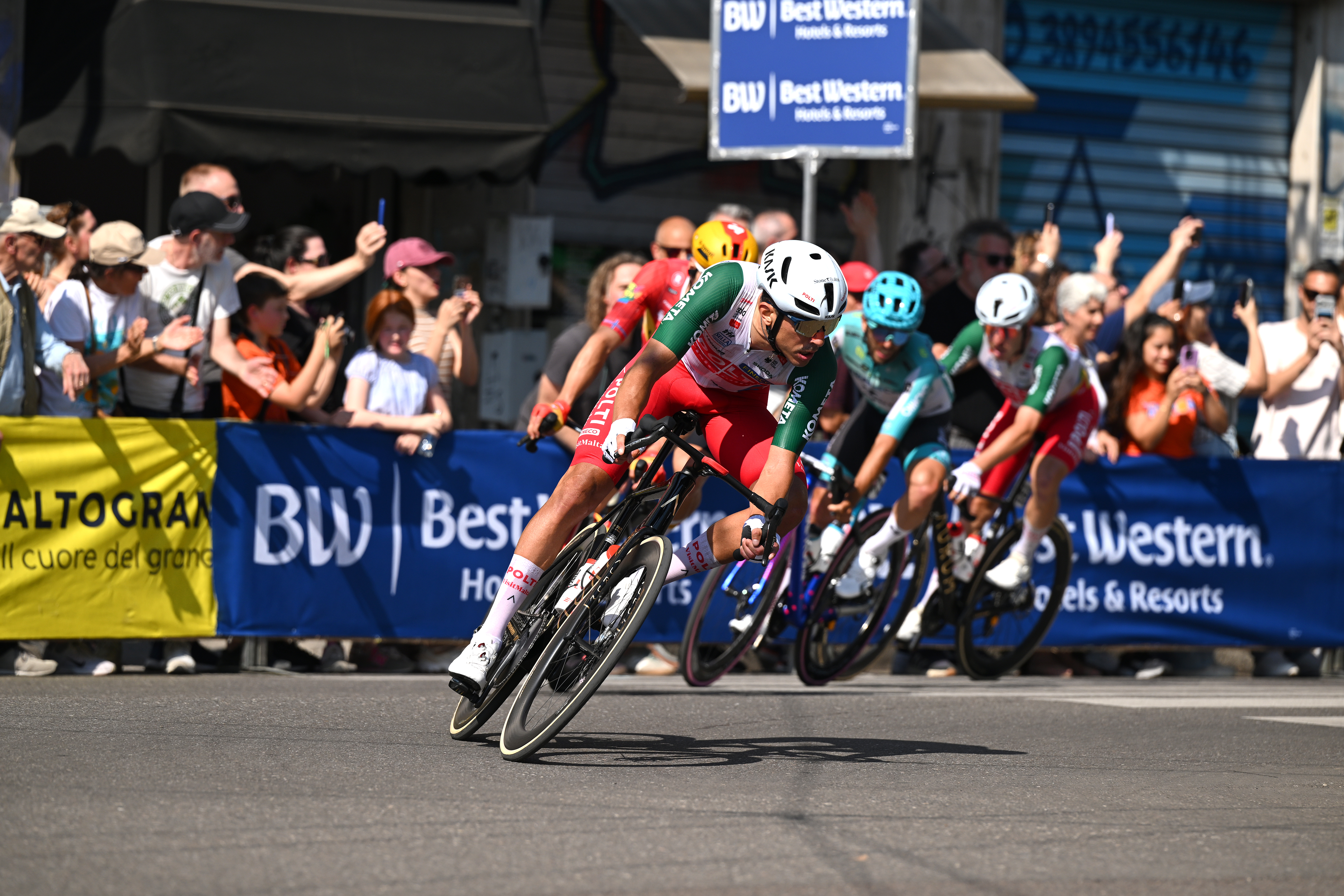 Giro d'Italia stage 15 LIVE: Breakaway pushing the peloton all the way in neutralised final lap