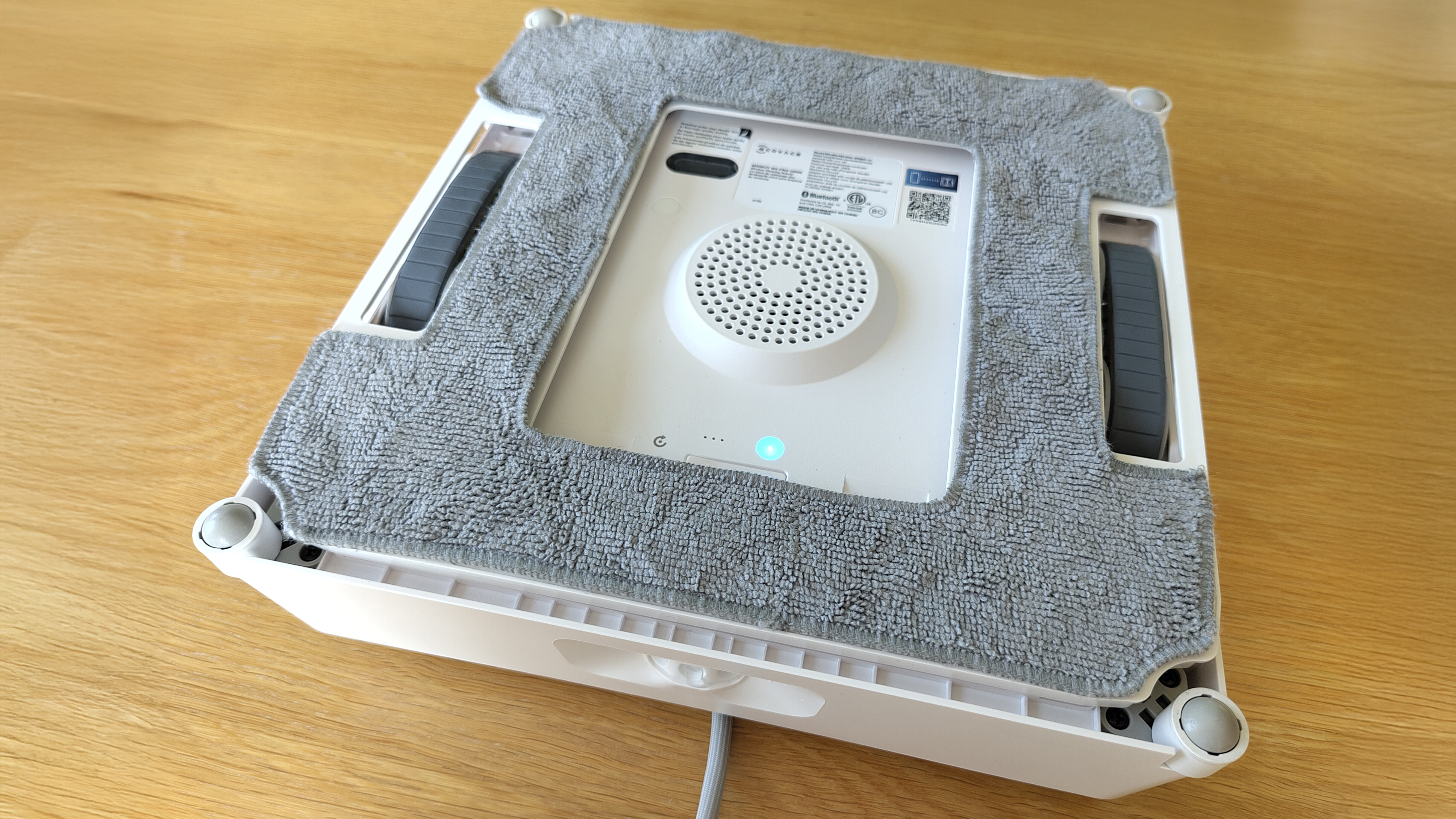 Cleaning cloth attached to WinBot W2 Omni