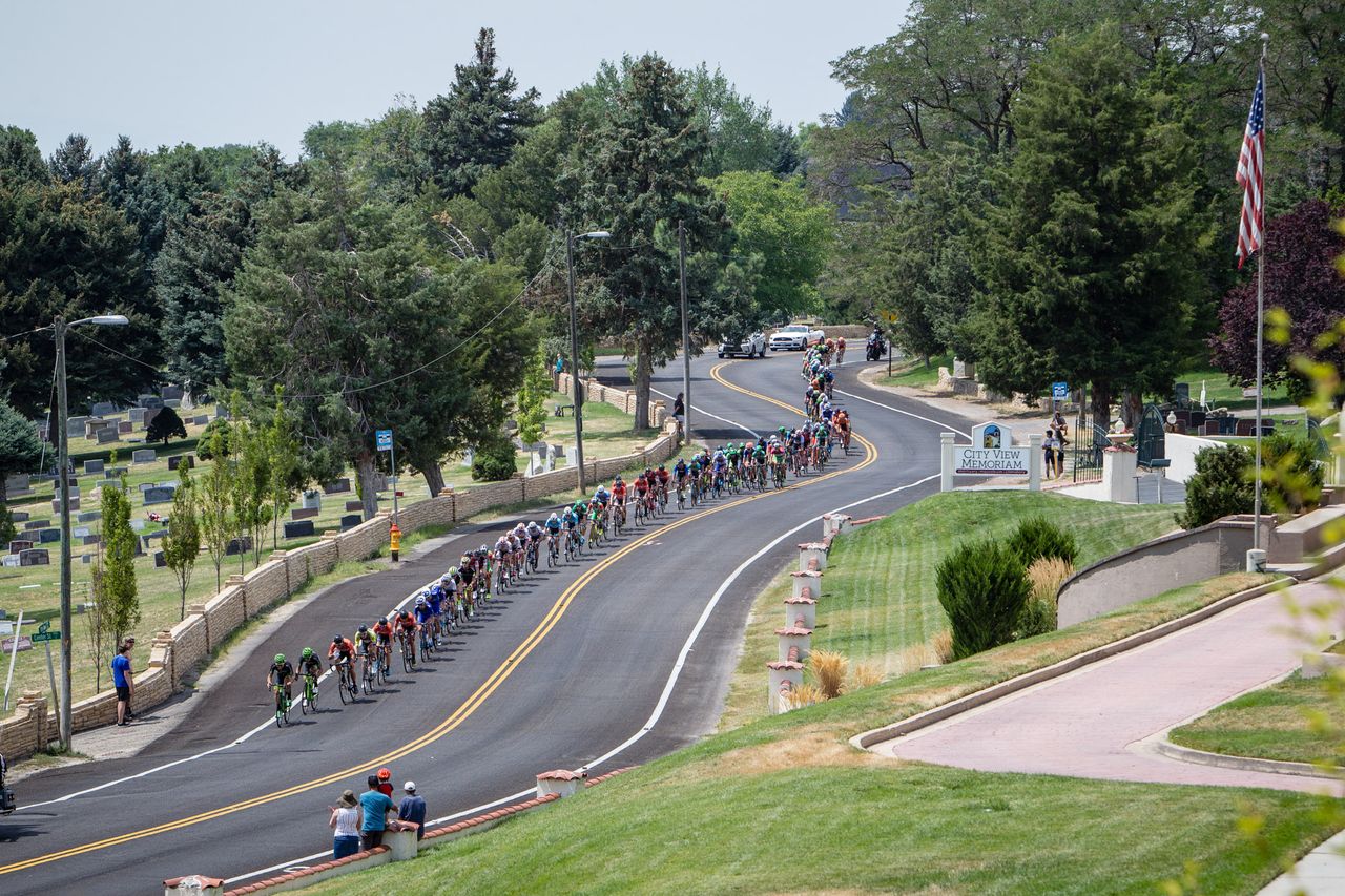 The peloton lined out